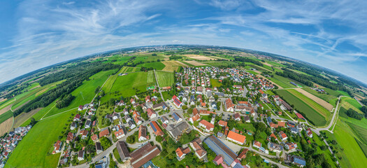 Die Ortschaft Finningen, Stadtteil von Neu-Ulm in Bayerisch-Schwaben, von oben