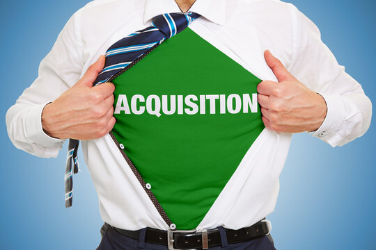 Geschäftsmann zeigt Slogan Acquisition unter seinem Hemd
