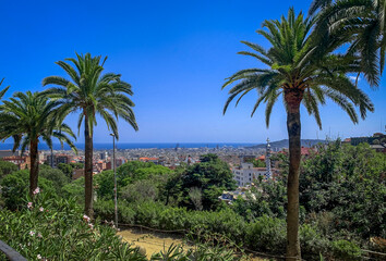 Obraz premium Barcelona panoramic view from Parc Guell viewpoint, Barcelona city, parc guell and the mediterranean sea are saw from there in a sunny day.
