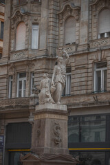 Obraz premium Historic Fountain Statue in European City with Ornate Architecture