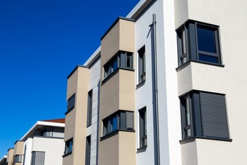 Modernes Apartmentgebäude im urbanen Stil
