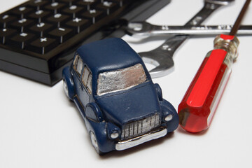 クラシックカーのミニチュアと工具で修理費のイメージ