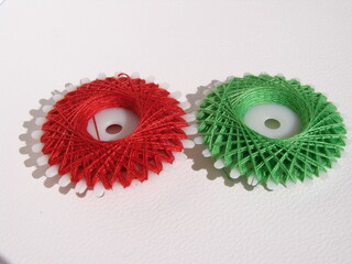 Kolorowe nici nawinięte na specjalną szpulkę kołową