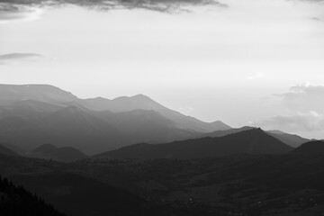 Naklejka premium Hazy mountain range with partly cloudy sky