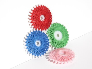 Kolorowe nici nawinięte na specjalną szpulkę kołową