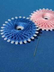 Kolorowe nici nawinięte na specjalną szpulkę kołową