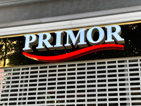 Primor store sign showcasing modern design and vibrant colors, attracting customers with its eye-catching appearance and branding concept
