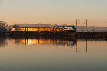 Pociąg oświetlony wschodzącym słońcem, Goczałkowice Zdrój, Śląsk.  © Elżbieta Kaps