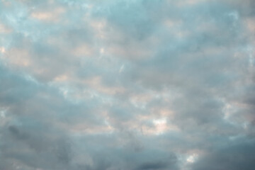Himmelhintergrund und weißen Wolken
