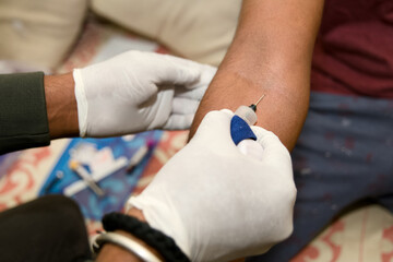 Obraz premium Ready for blood draw with syringe and needle in hand