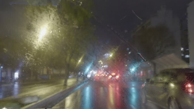 Tr&acirc;nsito Noturno em Lisboa Sob Chuva Refletindo Luzes Urbanas