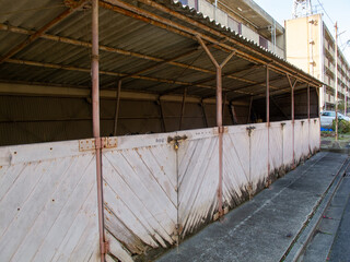 昭和を感じるレトロな集合住宅の駐輪場