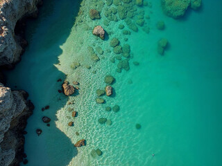 Vista aérea de praia tropical com águas verdes Pedras e ondas