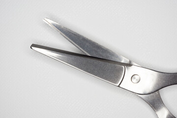 少し開いたハサミの先端部分