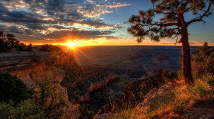 Naklejka premium Scenic Sunset Overlook with Bright Sun and Dramatic Clouds