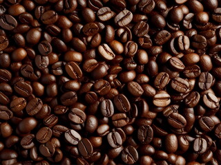 Obraz premium Close-Up View of Freshly Roasted Coffee Beans for Brewing Aromatic Beverages