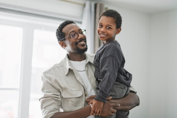 Naklejka premium Father and son having great time on the livingroom