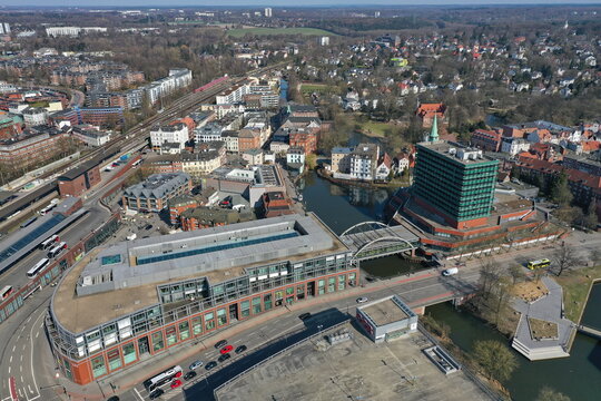 Hamburg Bergedorf, Innenstadt mit Bergedorfer Stra&szlig;e und Serrahn, City Center Bergedorf, CCB. Luftaufnahme