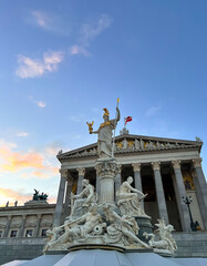 Obraz premium View of the Parliament building in Vienna with the flag raised against the sky