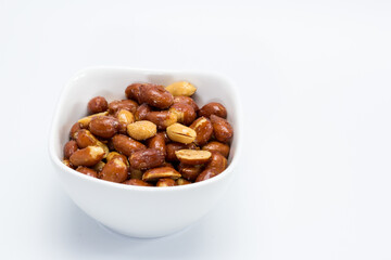 Platillo de cacahuetes fritos con piel y salados