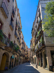 Obraz premium Alley in the historic Gothic Quarter in Barcelona, ​​you can see the old facades and a beautiful sunny day