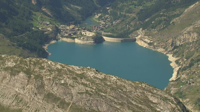 Panorama d&eacute;couverte Barrage de Tignes, Lac du Chevril,
t&ecirc;te de Bellevarde, Val d'Is&egrave;re dans les Alpes en &eacute;t&eacute;