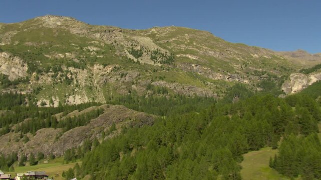 Vue a&eacute;rienne panorama d&eacute;couverte &agrave; Le vallon du Clou dans les Alpes en &eacute;t&eacute;