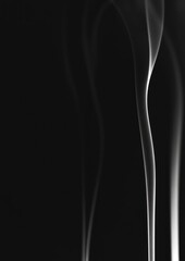 Naklejka premium Abstract white smoke trails on black background.