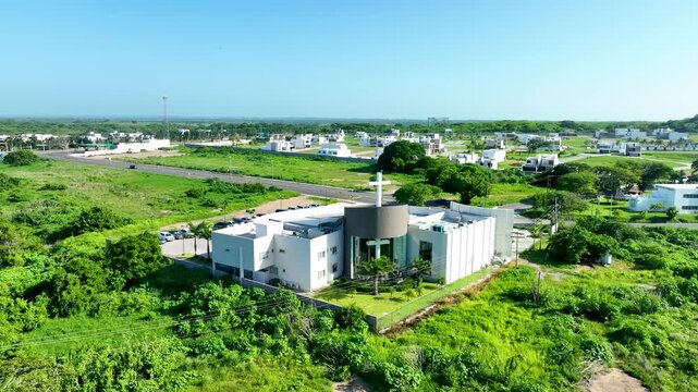 Vista a&eacute;rea de Iglesia en medio de vegetaci&oacute;n a lado de un rio. Veracruz, M&eacute;xico. 