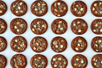 Obraz premium Chocolate chip cookies on baking sheet