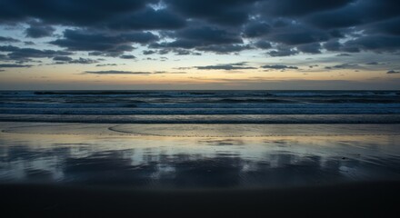 Obraz premium Serene Sunset Over Tranquil Ocean Waves Reflecting Cloudy Skies and Gentle Colors