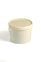 A Simple Round Plastic Container Ideal for Various Storage Needs, Perfect for Home, Office, or Industrial Use, Featuring a Secure Lid to Keep Contents Safe and Fresh