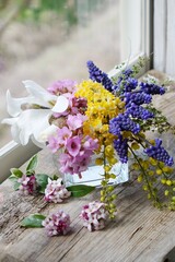 窓辺に春のアレンジメント