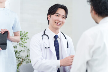 患者を診察する医者