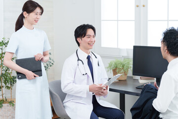 患者を診察する医者