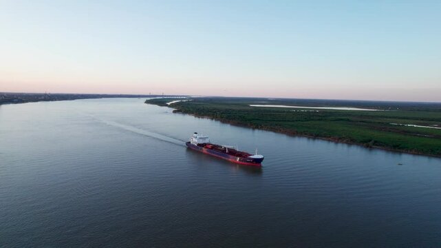 Barco mercante pasando por el r&iacute;o Paran&aacute; en Rosario durante un atardecer. Comercio, importaci&oacute;n, exportaci&oacute;n