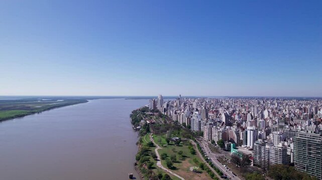 Ciudad de Rosario, costanera y el Paran&aacute; en un d&iacute;a soleado. Vista de edificios y paisaje urbano.