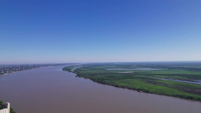 Ciudad de Rosario, costanera y el Paran&aacute; en un d&iacute;a soleado. Vista de edificios y paisaje urbano.