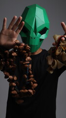 Alienígena musical con instrumentos ancestrales de la selva peruana/Musical Alien with Ancestral Instruments from the Peruvian Jungle – Futuristic and Mystical Concept © Brunito Filmmaker