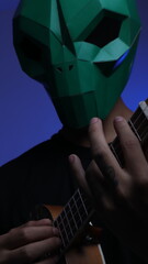 Alienígena musical con instrumentos ancestrales de la selva peruana/Musical Alien with Ancestral Instruments from the Peruvian Jungle – Futuristic and Mystical Concept © Brunito Filmmaker