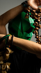 Alienígena musical con instrumentos ancestrales de la selva peruana/Musical Alien with Ancestral Instruments from the Peruvian Jungle – Futuristic and Mystical Concept © Brunito Filmmaker