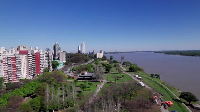 Ciudad de Rosario, costanera y el Paran&aacute; en un d&iacute;a soleado. Vista de edificios y paisaje urbano.