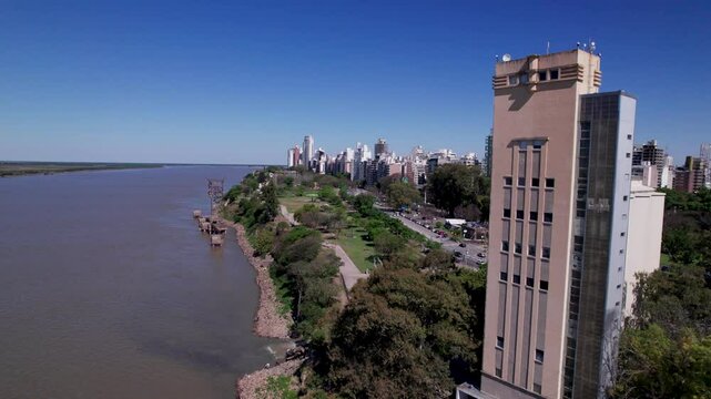 Ciudad de Rosario, costanera y el Paran&aacute; en un d&iacute;a soleado. Vista de edificios y paisaje urbano.