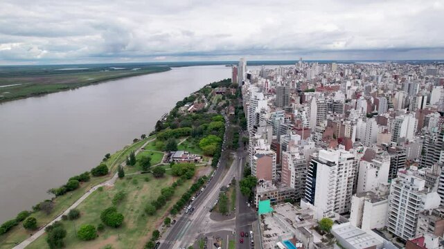 Ciudad de Rosario, costanera y el Paran&aacute; en un d&iacute;a soleado. Vista de edificios y paisaje urbano.