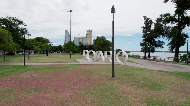 Ciudad de Rosario, costanera y el Paran&aacute; en un d&iacute;a soleado. Vista de edificios y paisaje urbano.