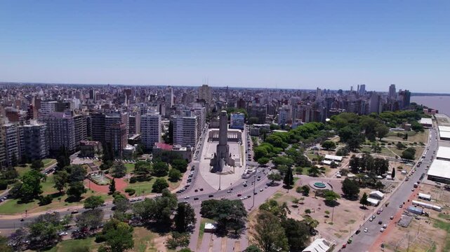 Monumento a la Bandera en Rosario, Argentina, visto con dron. D&iacute;a soleado, bandera flameando, vista a&eacute;rea, patria, bandera. 