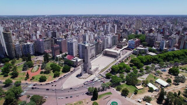 Monumento a la Bandera en Rosario, Argentina, visto con dron. D&iacute;a soleado, bandera flameando, vista a&eacute;rea, patria, bandera. 