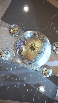 Bolas de boliche de espejitos girando. Boliche, fiesta, evento, diversion, Iluminaci&oacute;n, ambiente festivo, discoteca, reflejos, m&uacute;sica.