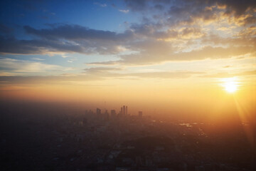Fototapeta premium blurry image of the sun shining through the clouds