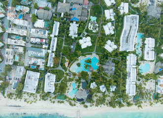 Fototapeta premium A beach with a resort in the background